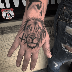 Fresh. (Cross not by me) Follow me on Instagram for more: @beccatattoos #hand #handtattoo #blackandgrey #lion #realism #blackAndWhite 