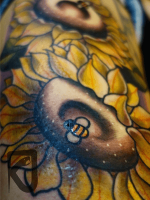 Big #sunflower #thigh piece. Bloody bee. 