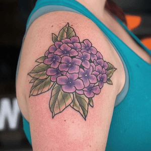 Hydrangea shoulder cap. Follow me on Instagram for more: @beccatattoos #neotraditional #color #flower #ladytattooers 