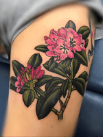 Custom floral thigh piece. #floral #flowers #color #thightattoo 
