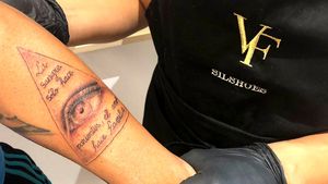  #tatuajes #tatuado #tatuando #aprendiendo #aprendiendodelmejor #cumpliendosueños #ojo #geometria #tatuajesgeometricos #tatuandoenpiel #piel #pielhumana #tatuadora https://m.facebook.com/silshoes  https://instagram.com/silshoes WhatsApp 674349289