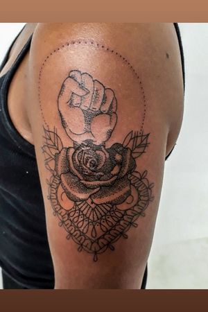 Tattoo da @atelieditoefeito que arremete leveza, poder e a complexidade da vida. Parte do valor foi trocado em produtos maravilhosos feitos a mão, que também trarão leveza pra minha correria diária. Black Money!! Obrigada Preta! 1° Encontro Nacional de Tatuadoras Pretas @diaspora.tattoo @jingastattoo @ziondreadmaker #diasporatattoo #respeitaasmina #blackmoney #mulhereshistoricas #afrotattoo #tattoosp #tatuadorasnegras #empoderamentofeminino #feminista #tattoobrasilia #tatuadoras #tattoobrasil #tattoo2me #jingastattoo #blackworktattoo #blackgirlmagic #encontronacionaldetatuadoraspretas