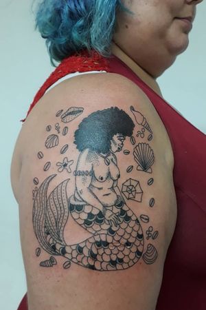 Iemanjá pra Bea que desejou eterjizsr na pele sua vivenvia com essa orixá das águas!Odoyá!! Valeu !!@ziondreadmaker@diaspora.tattoo @jingastattoo #diasporatattoo #respeitaasmina #gordofobianãoépiada #mulhereshistoricas #afrotattoo #tattoosp #tatuadorasnegras #empoderamentofeminino #feminista #tattoobrasilia #tatuadoras #tattoobrasil #tattoo2me #jingastattoo #blackworktattoo #blackgirlmagic #pelepretatatuada #flashtattoo 