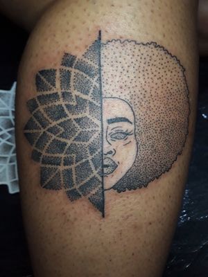 Primeira tattoo da Ana Clara !! Valeu !! @diaspora.tattoo @jingastattoo #diasporatattoo #respeitaasmina #gordofobianãoépiada #mulhereshistoricas #afrotattoo #tattoosp #tatuadorasnegras #empoderamentofeminino #feminista #tattoobrasilia #tatuadoras #tattoobrasil #tattoo2me #jingastattoo #blackworktattoo #blackgirlmagic #pelepretatatuada #flashtattoo