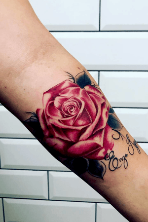 #tatouage #ink #rose #redandpink#semirealism 
