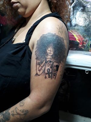 Tattoo aplicada na minha mais velha @candylust , foi linda essa troca!! Obrigada!@ziondreadmaker@diaspora.tattoo @jingastattoo #diasporatattoo #respeitaasmina #gordofobianãoépiada #mulhereshistoricas #afrotattoo #tattoosp #tatuadorasnegras #empoderamentofeminino #feminista #tattoobrasilia #tatuadoras #tattoobrasil #tattoo2me #jingastattoo #blackworktattoo #blackgirlmagic #pelepretatatuada #flashtattoo 