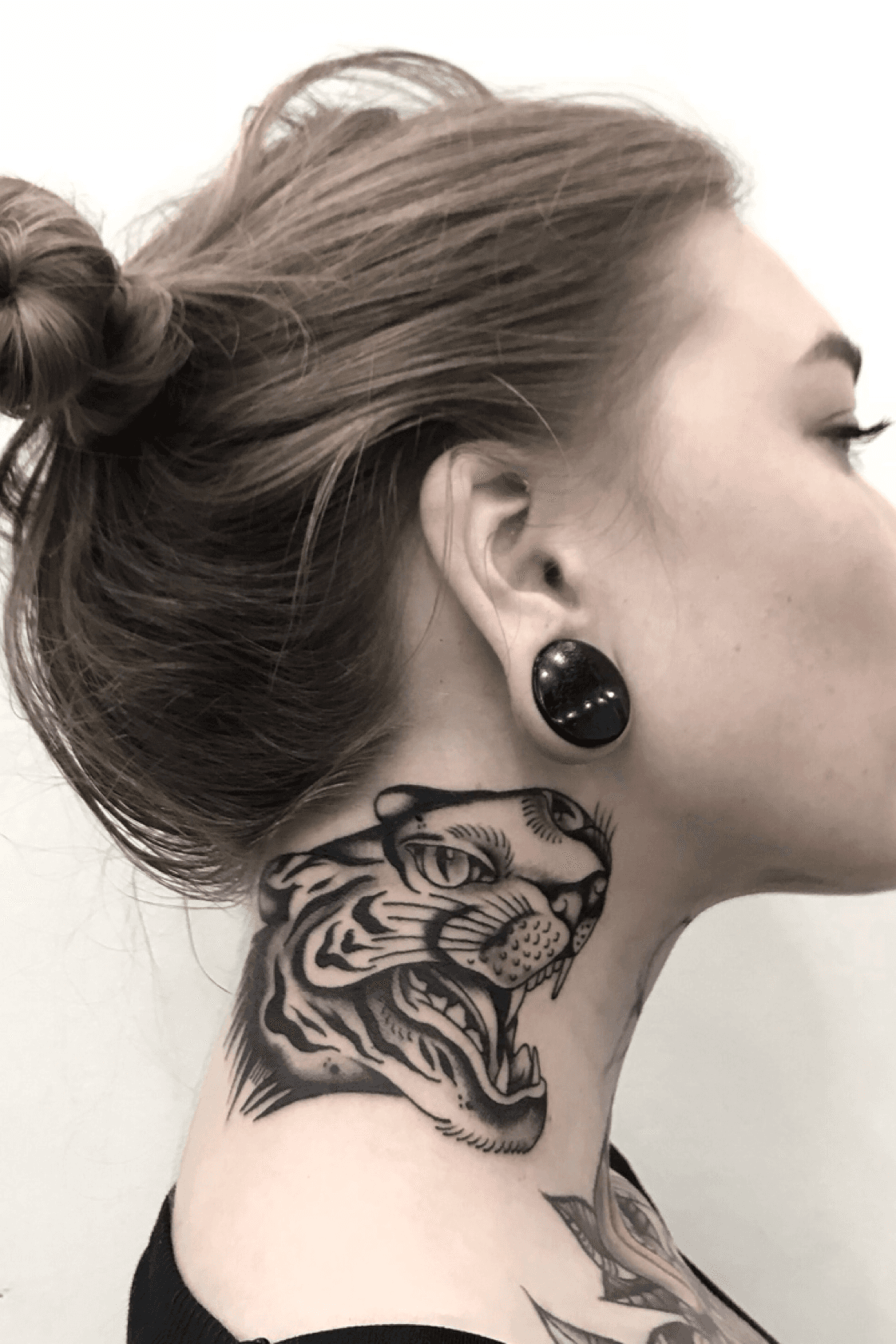 Татуировка Льва на шее