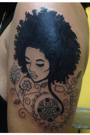 Tattoo aplicada na @tatycriapreta !! Valeu por mais essa preta !! @diaspora.tattoo @jingastattoo #diasporatattoo #respeitaasmina #gordofobianãoépiada #mulhereshistoricas #afrotattoo #tattoosp #tatuadorasnegras #empoderamentofeminino #feminista #tattoobrasilia #tatuadoras #tattoobrasil #tattoo2me #jingastattoo #blackworktattoo #blackgirlmagic #pelepretatatuada #flashtattoo 