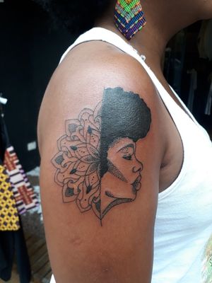 Tattoo aplicada no evento !! Represent. Valeu preta !! @ziondreadmaker @diaspora.tattoo @jingastattoo #diasporatattoo #respeitaasmina #gordofobianãoépiada #mulhereshistoricas #afrotattoo #tattoosp #tatuadorasnegras #empoderamentofeminino #feminista #tattoobrasilia #tatuadoras #tattoobrasil #tattoo2me #jingastattoo #blackworktattoo #blackgirlmagic #pelepretatatuada #flashtattoo