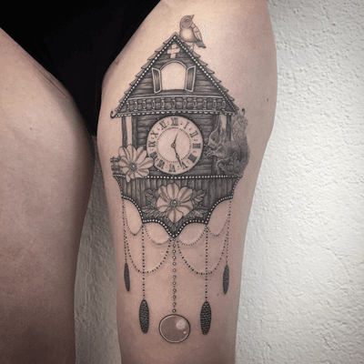 #photooftheday #cuckooclock #cuckoo #cuckootattoo #coucousuisse #squirrel #squirreltattoo #cute #cutetattoo #girltattoo #tattoo #blackandgreytattoo #blackandwhitetattoo #petitspoints #lespetitspointsdefanny #tattoolausanne 