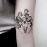 Tattoo by Zihwa #Zihwa #sparklytattoos #sparkly #glittery #glitter #sparkle #stars #ornamental #beautiful #illustrative #fineline #skeleton #skull #cowskull #horns #antlers #tulips #crystal #gem #diamond
