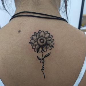 #sunflower #sunflowertattoo #girassol #GirassolTattoo #flowertattoo #tatuagemflor #maetattoo #tatuagemmãe 