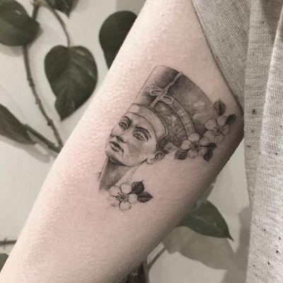 Tattoo by The Hanged #TheHanged #Egyptiantattoos #egyptian #egypt #ancient #esoteric #history #neferetiti #blackandgrey #sculpture #crown #bust #lady #ladyhead #fineart #magnolia #flowers #floral #leaves #nature