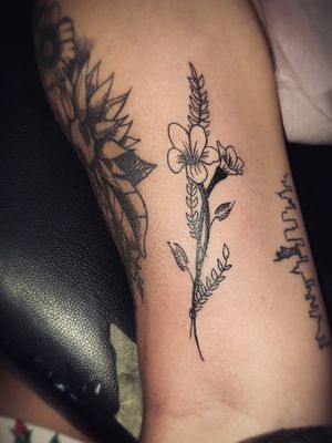 Little flowers I did on an arm#flowertattoo #leaftattoo #smalltattoos #tattoo #lineworktattoo 
