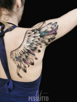 Primeira sessão, em andamento...#wingstattoo #wings #tattoodelicada #tatuagemfeminina #fineline #asas 