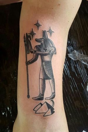 Tattoo que rolou agora . ANÚBIS ,também chamado de Anupo, é o deus egípcio protetor, guardião e guia dos mortos. Na mitologia egípcia, ele auxilia os mortos no encontro com Osíris.. ✌👊💉