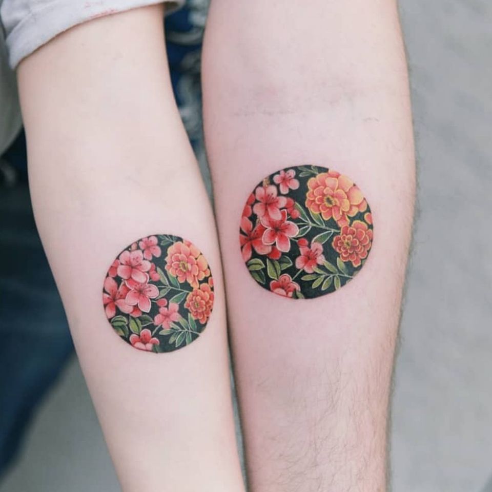 Flor de nacimiento de una hermosa pareja en un círculo negro.  #tattooistsion #flowertattoo #floraltattoo #Korea #KoreanArtist #tattooistsion #colortattoo #flower #flowers #oriental 