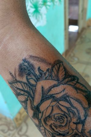 Fiz está tatuagem recentemente, é ela está perdendo a cor se alguém pode-se concerta isso pra mim eu agradeceria.