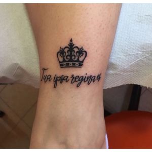 Sii la regina di te stessa #Regina  #Latin #corona #crown #tattooart #scripttattoo #blackAndWhite  #Black 