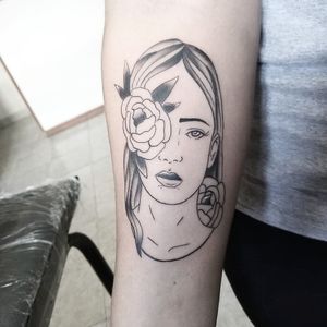 Instagram:@trutatattoostudio#flowers #woman #tattoostyle #flowertattoo  #womantattoo #girl #tattoedgirl #blackAndWhite #blackworktattoo  #blackwork #tattooart #tattooartist #inked 
