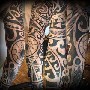 Manche Maori ou Polynésienne en tribal. Tatouage Bras Homme #maori #tribal #manche
