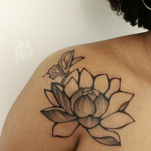 Lotus tattoo by @luanaxaviertattoo 🐵 . 💌luanaxtattoo@gmail.com💌 . #lotustattoo #pontilhismo #dotwork #lotus #luanaxaviertattoo #tattoorj #tattoobrasil #tattoo2me #lovetattoos #tattooed #luanaxavier #borboleta #tatuagem 