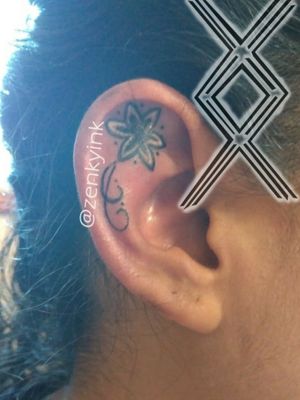 Tatuaje de flor dentro de la oreja @zenkyink #zenkytattoo  #eartattoo #Tatuando #amomitrabajo  #tattoos #familytattoo #tatuajes #flowertattoo #tatuajedefamilia #tatuajeenlaoreja #tatuajedeflor #✍️ #👣 #🖋 #✒️Cotizaciones y citas6561318305Zenkyink@gmail.com