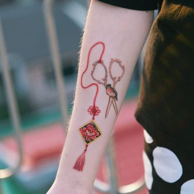 Tattoo by Tattooist Sion #TattooistSion #koreantattooartist #Korea #neotraditional #color #beautiful #knot #flower #folkart #bird #scissors #ribbon #tassel