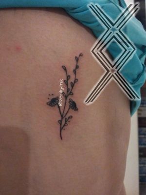 Tatuaje delicado de flores en costillas @zenkyink #flowertattoo #flowers #blackwork #tatuajeenlascostillas #costillastatuaje #tatuajedeflores #ilovemyjob #amomitrabajo #🌻 #🌼 #🥀 #🌱 #🌿 #✍️ #✒️ #🖋 Cotizaciones y citas 6561318305 Zenkyink@gmail.com