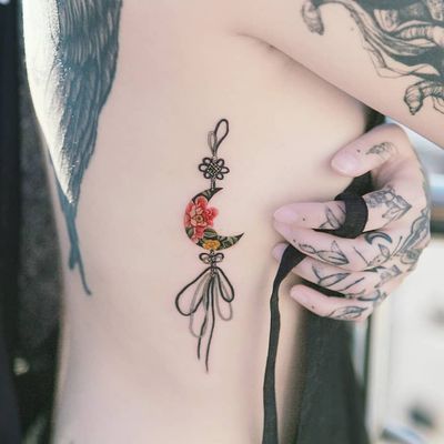 Tattoo by Tattooist Sion #TattooistSion #koreantattooartist #Korea #neotraditional #color #beautiful #knot #flower #folkart #moon #ribbon #bow
