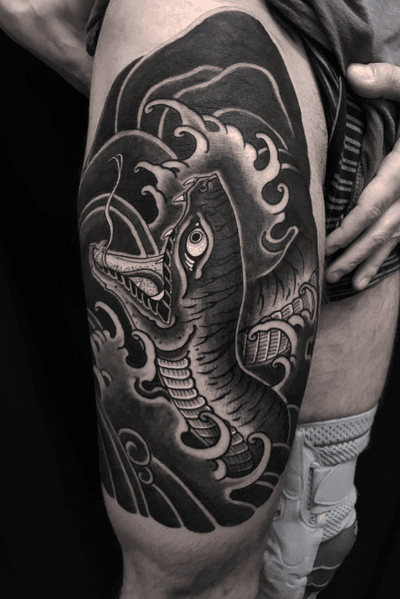 Snake done in paris. #btattooing #blackboldsociety #blacktoptattooing #BLXCKINK #oldlines #tattoosandflash #darkartists #tattoosandflash #topclasstattooing #darkartists #thebesttattooartist #japanesetattoos #irezumitattoo #horimono #tatuaggiogiapponese #orientaltattoos #irezumcolletctive #waterlawtattoobutter #tattoodo #tattoodoambassador