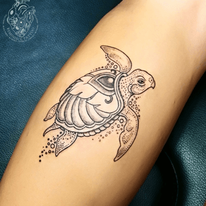 Little Turtle :) 🐢#turtle #jewel #tattoos #Reminisce #Reminiscetattoo #bangkok #bangkoktattoo #thaitattoo #Thailand