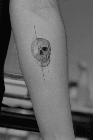 Skull ⚜️#skulltattoo #blackandgray #lineworktattoo #geometrictattoo 