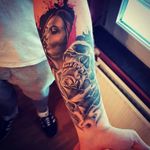 Done on myself. I took 2 sesions for this bus shit it's becoming really cool 😂😁😁😁 #cicano #girl #tattoo #skulltattoo #rose #rosetatto #blackandgrey #blackandgreytattoo #worldfamousink #intenzeink #hustelbutter #dermalizepro #romanianartist #Luxembourg 