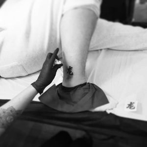 My first volunteerskin in class💕💖 #tete #apprenticetattoos #tattoo #tattoos #apprentice #learning #tattooapprentice #ink #tatuajes #spain #work #loveit #master #mastertattoo #class #classroom #inked #inkedgirl #loveink #lovethismaster #class #myfirsttattoo #japanesetattoo #beautiful #isborningastart