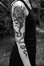 Snake and Nature #snake #nature #floral #flowertattoo #blackandgrey #linework #lineworktattoo 