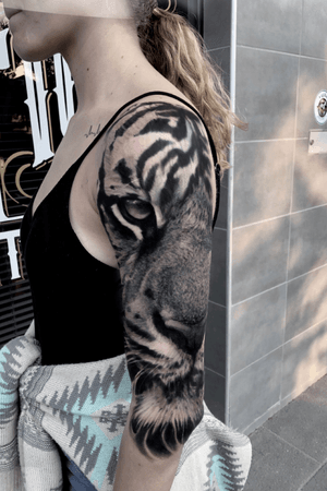 Done today ! Thx @faith.lyla ➖➖➖➖🐅🐅🐅➖➖➖➖ #blackngrey #realistictattoo #napoli #tattoonapoli #blacktattoo #blacktattooart #ink #skull #realisticart #inkedup #inked #tattoo #tattoos #skulltattoo #tattooistartmag #skinartmag #artcollective #tattooitaliamagazine #familyaddictiontattoo #TattooistArtMagazine #TATTOODO #tattoo_art_worldwide #liontattoo #tattooworkers #lion #tiger #tigertattoo #tigers