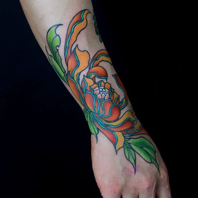 Tattoo by Shiryu Tattoo #Shiryu #handtattoo #hand #jobstopper #color #Japanese #neotraditional #flower #floral #leaves #chrysanthemum