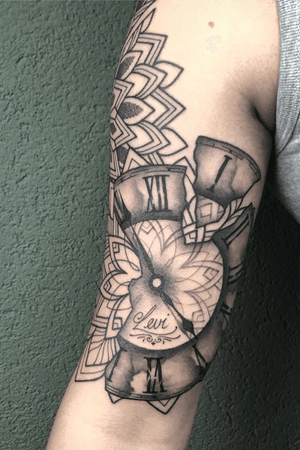 Done by Bertina Rens- Resident Artist @swallowinktattoo @iqtattoogroup  #tat #tatt #tattoo #tattoos #tattooart #tattooartist #blackandgrey #blackandgreytattoo #ink #geomatrictattoo #dotwork #dotworktattoo #inkedup #clock #clocktattoo #tattoodo #ink #inkee #inkedup #inklife #inklovers #art #bergenopzoom #netherlands