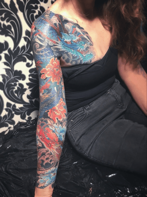 all shading and coloring by Tebori. almost finish, put color on leaves and bit shading next time. Ryu with Botan at @tattoo_tatau 龍に牡丹 控え長袖 ・ ・ appointment via e-mail kensho@japantattoo.net ・ ・ ・ ・ #tebori #handpoke #horimono #irezumi #japantattoo #japanesetattoo #japaneseirezumi #wabori #traditionaltattoo #ink #inked #tattoo #tattoos #tattooed #tattoolife #irezumicollective #tattooartist #tattooing #tattooart #tattooedgirls #tattoostyle #tatuaje #手彫り #刺青 #dragontattoo #tattootatau #austriatattoo #villach