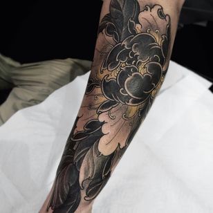 Tattoo by Fibs #Fibs #ElFibs #Japanese #illustrative #darkart #black grey # peony #flower #flowers #leaves
