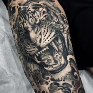 Tattoo by Fibs #Fibs #ElFibs #Japanese #illustrative #darkart #blackandgrey #tiger #junglecat #cat #fangs # brøl