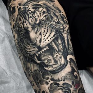 Tattoo by Fibs #Fibs #ElFibs #Japanese #illustrative #darkart #blackandgrey #tiger #junglecat #cat #fangs #roar