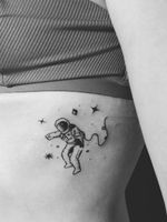 #space #tatto #astronauttattoos #astronaut #spaceman #spacetattoo #planets #planet #stars #space #girlwithtattoo #minimal #smalltattoo #tinytattoos 