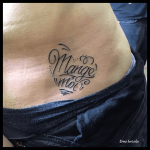 Mange MOI!!😘👌👈😍 #bims #bimskaizoku #paris #bimstattoo #paristattoo #paname #tatouage #coeur #coeurlettering #heart #heartlettering #mangemoi #tattoo #tatt #tattoomodel #tattoos #tattrx #tattooed #tattoostyle #tattooer #tattoolove #tattooartist #tattooworld #tattootime #tattooart #tattoedgirl #tattoogirl #girl