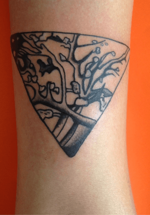 tattoo triangulo com pintura de van gogh