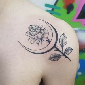 🌹🌙 #rose #rosetattoo #RoseTattoos  #moon #moontattoo #shoulder  #shouldertattoo #fineline #finelinetattoo 