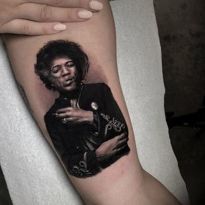 Tattoo by Veronique Imbo #veroniqueimbo #blackandgrey #portrait #jimihenrix #realism #realistic #hyperrealism #music #famous #singer #60s #smoke #tattoodomission #tattoodovision #tattoodo #tattoodoapp