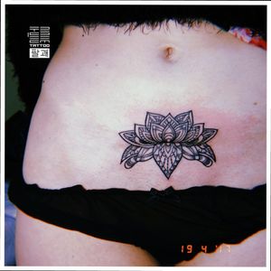 А это еще один из видов татуировки - визуальное скрытие шрама 🙈 (Апрель '17) ... А у вас есть шрамы? Хотели бы скрыть их? 🤔 ... #тату #шрам #перекрытие #trigram #tattoo #inkedsense #scar #coverup #tattooist #кольщик 