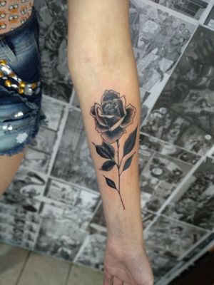 Tattoo rosa #rosetattoo #tattoofeminina #blacktattooink #tattoowork #tattoohousebarbearia #tattoofeminina #narjaratattoo #ideiastattoo 